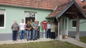 Prisutni na otvorenju prve kućice-knjižnice na Kladavcu