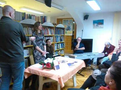 PROMOCIJA ZBIRKE „VJEČNI SANJAR“-PREPUNA KNJIŽNICA POZDRAVILA  MLADU PJESNIKINJU MIRNU PRPIĆ