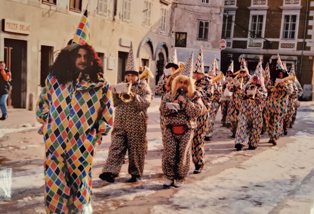 MAŠKARANO DRUŽENJE I OTVORENJE MESOPUSNE FOTOIZLOŽBE POD NAZIVOM  „SENJSKI MUZIKANTI I BALI I KARNEVALI“-najava